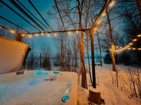 Gimli Lakefront Cabin with hot tub and private beach